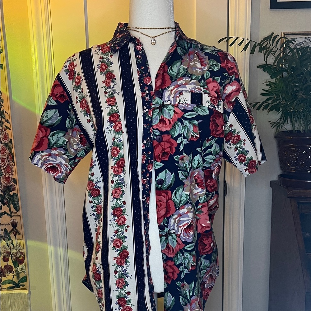 Women's Navy Floral Stripe Short-Sleeve Button-Down Shirt